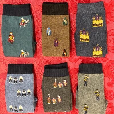 Calcetines cofrades inspirados en nuestras hermandades, nuestros pasos y nuestras tradiciones. Nazarenos, costaleros, acólitos y detalles únicos.